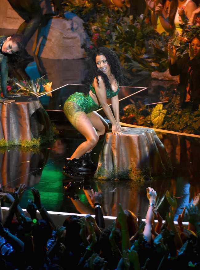 Dos anos antes Minaj lucio un conjunto completamente verde para interpretar su exito Anaconda