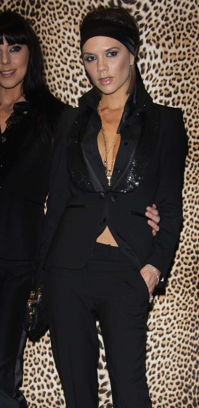 Victoria Beckham lucio una gruesa diadema negra en un desfile de Roberto Cavalli en 2008