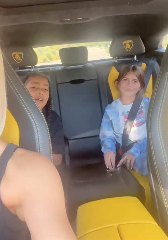 Kardashian canto mientras su hija y sobrina Penelope Disick se sentaban en el asiento trasero