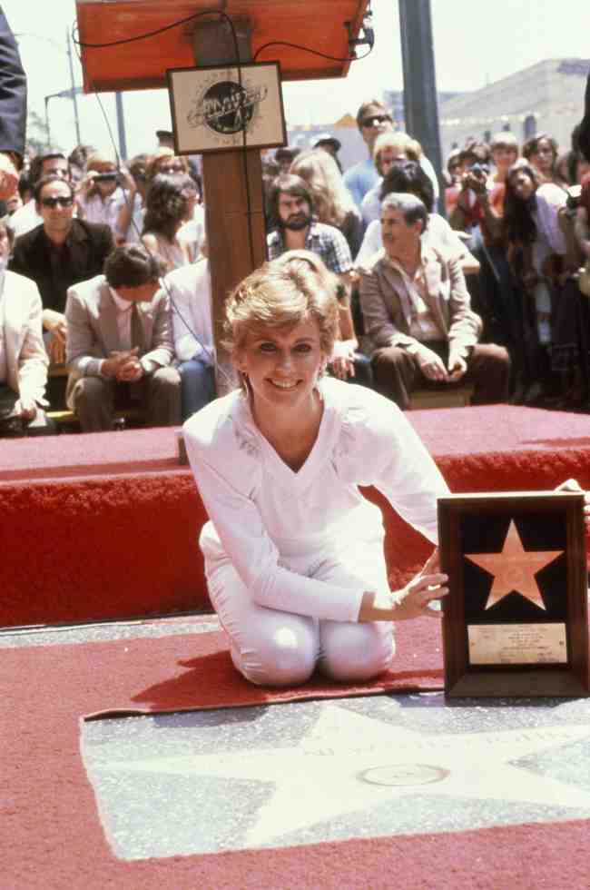 NewtonJohn recibio una estrella en el Paseo de la Fama de Hollywood en 1981