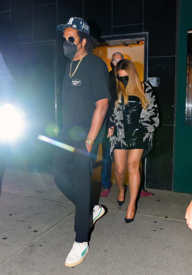 Beyonce Jay Z y sus hijos fueron llevados a un automovil justo antes de que se encendieran las luces de la casa