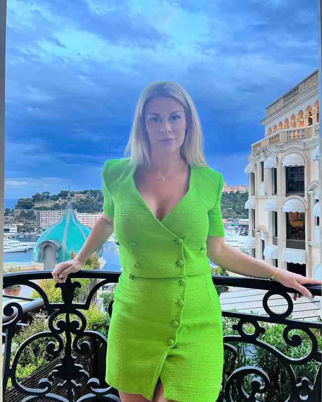 Pernilla Sjoholm posa frente a una playa con un vestido verde brillante
