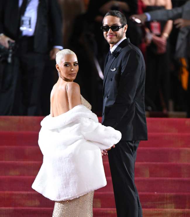 Kim Kardashian y Pete Davidson asistieron al Met Ball en mayo Nos dijeron que una escena de ellos en la noche de gala aparece en el trailer del programa