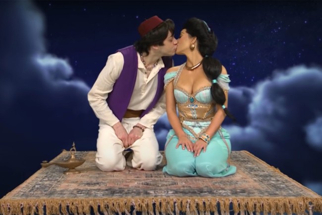 La pareja se beso por primera vez en un episodio de octubre de 2021 de Saturday Night Live