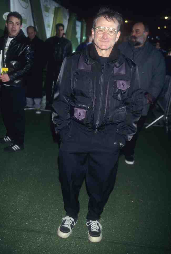 Robin Williams uso una chaqueta bomber de Miyake para el estreno de Flubber
