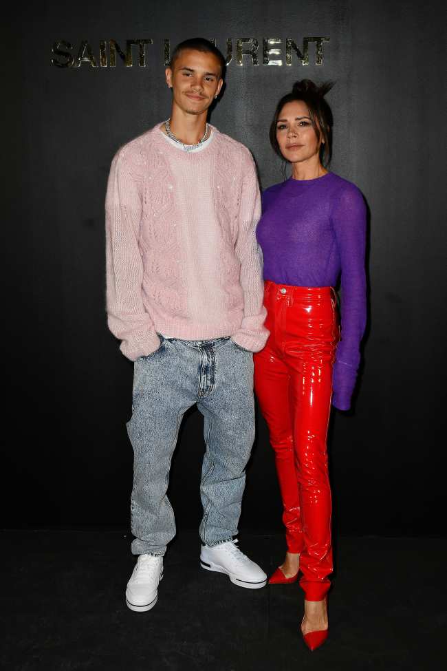 Romeo Beckham poso con su madre Victoria en un desfile de modas de Saint Laurent a principios de 2022