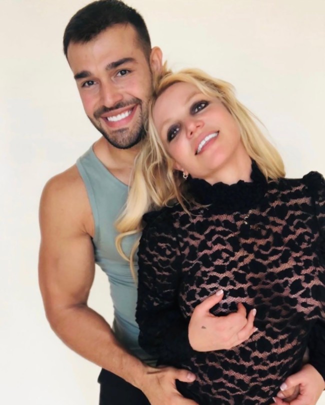 Sam Asghari defendio a Britney Spears despues de que Kevin Federline afirmara que sus fotos desnuda son la razon por la que sus hijos no la ven