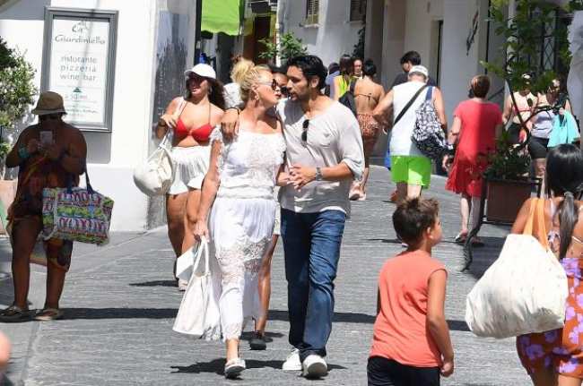 Sandra Lee y su prometido Ben Youcef fueron vistos paseando por la costa de Amalfi