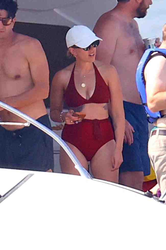 EXCLUSIVO PREMIUM Scarlett Johansson golpea el oceano en un bikini rojo en East Hampton