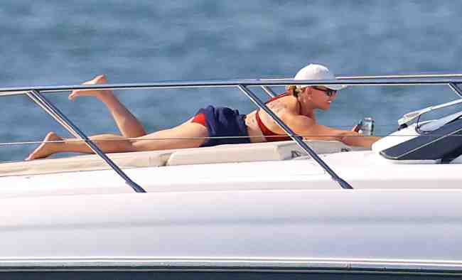 EXCLUSIVO PREMIUM Scarlett Johansson golpea el oceano en un bikini rojo en East Hampton