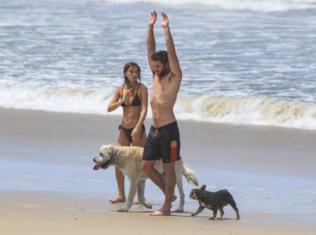 Gabriella Brooks Liam Hemsworth y dos perros