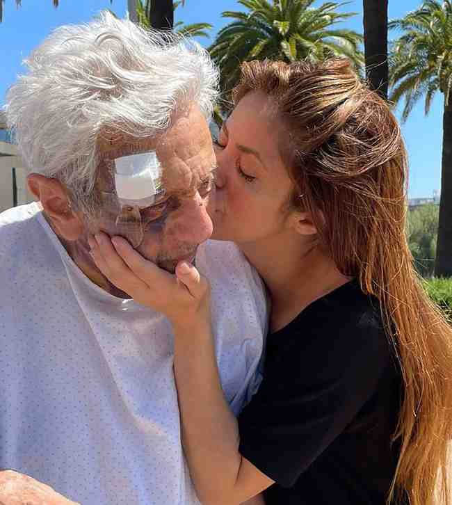 Shakira comparte un tierno momento con su padre William Mebarek Chadid de 90 anos quien sufrio una fuerte caida en junio Mudarse a Miami le permitiria a la estrella vivir mas cerca de sus padres ancianos