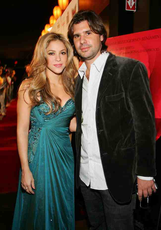Shakira salio con Antonio de la Rua arriba el hijo del ex primer ministro argentino Fernando de la Rua durante casi una decada antes de comenzar a salir con Pique
