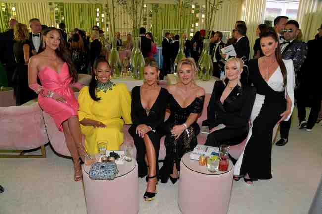 Zampino extremo izquierdo visto aqui con la mayoria del elenco de Real Housewives of Beverly Hills se unio a la Temporada 12 como amigo de