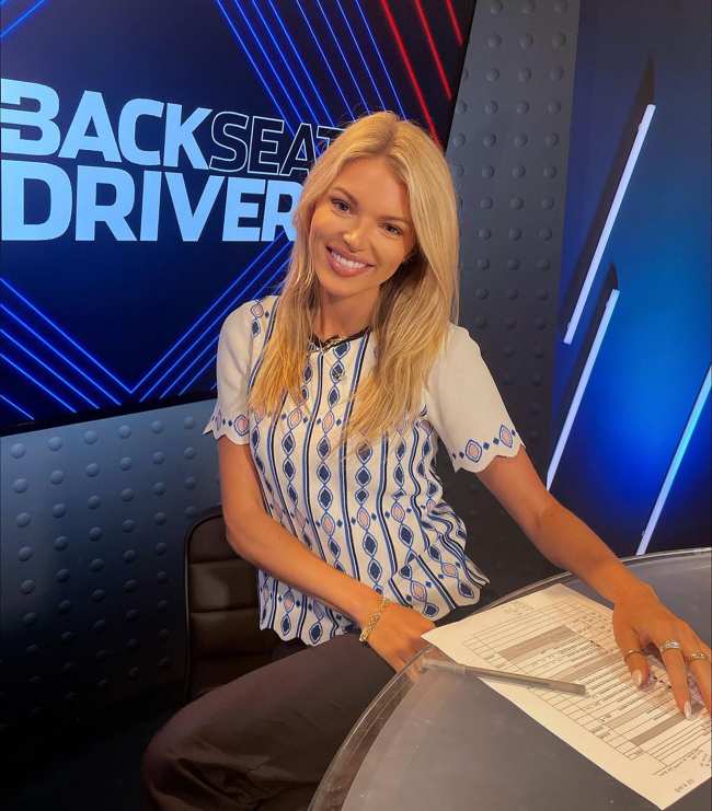 Weaver es reportero y presentador de NASCAR
