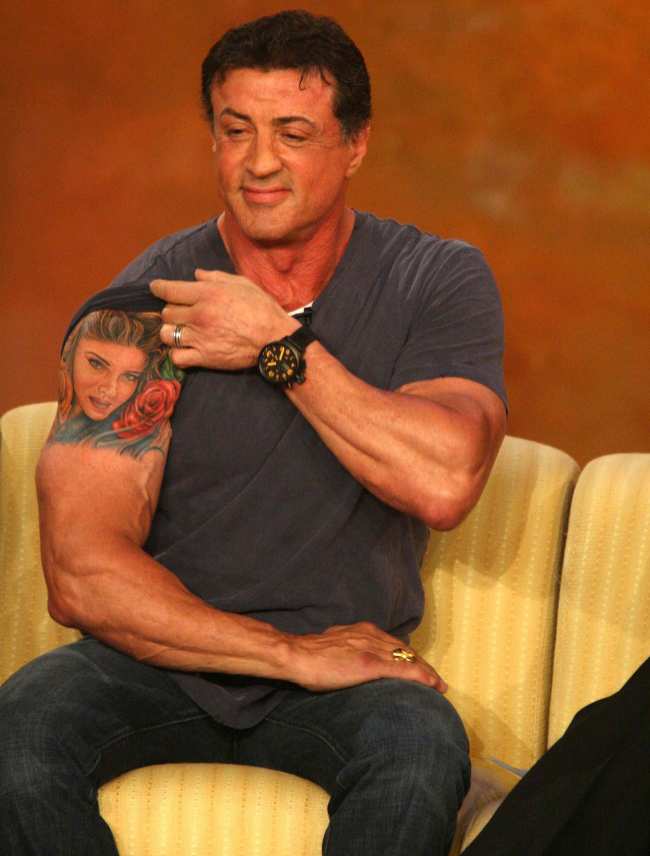 Stallone revelo el tatuaje en un episodio de 2008 de The View compartiendo que tardo 25 horas en completarse