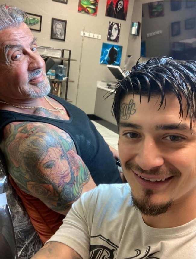 Perez poso para una selfie antes de que Butkus se tatuara sobre la cara de Flavin