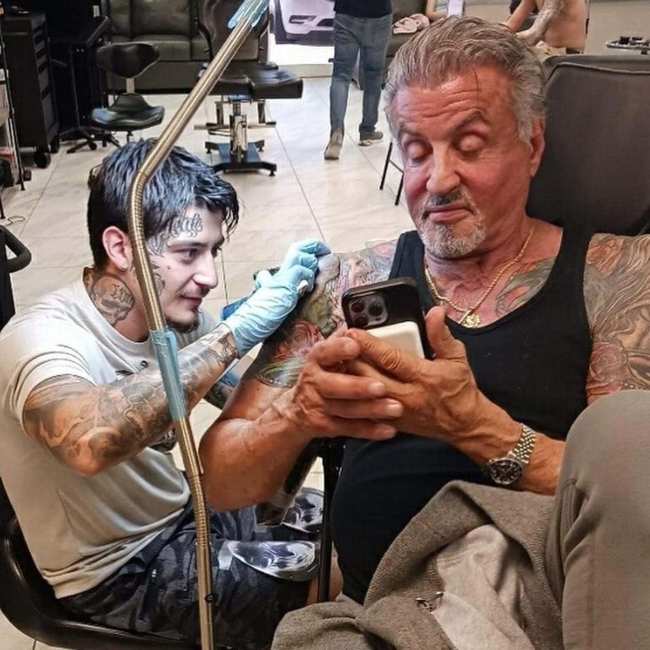 La estrella de Rocky parecia disfrutar su tiempo en la silla de tatuajes