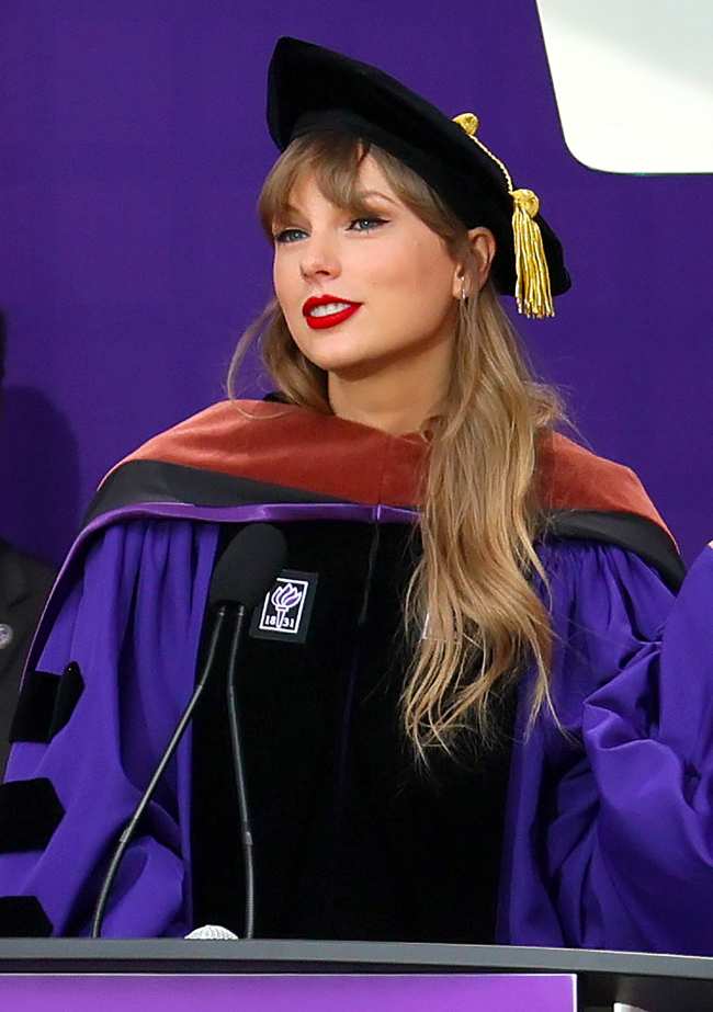 Swift que se ve aqui pronunciando el discurso de graduacion de la clase de 2022 de la NYU esta nominada a cinco VMA este ano