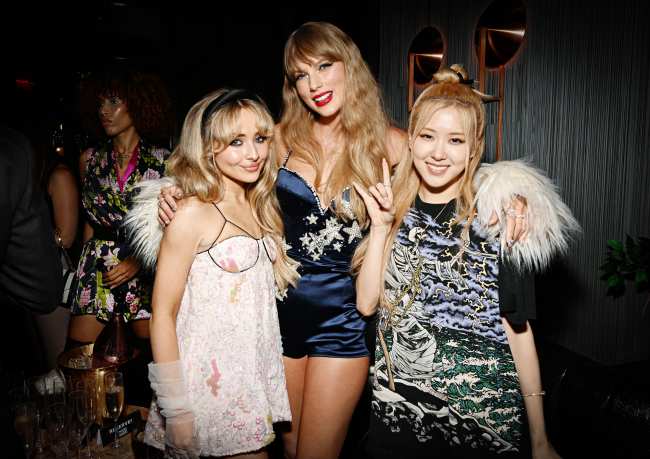 Sabrina Carpenter Taylor Swift y Rose posan juntas en la fiesta posterior a los VMA de Republic Records