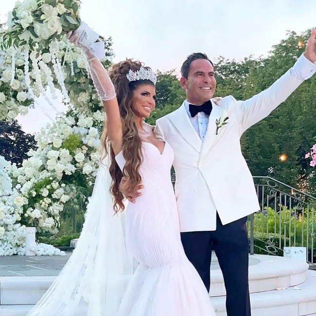 Teresa Giudice deslumbraba con un vestido de Mark Zunino mientras se casaba con Luis Louie Ruelas el sabado