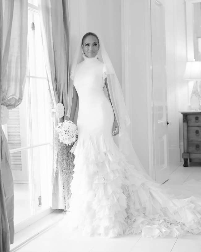 Jennifer Lopez posa con su vestido de ceremonia personalizado de Ralph Lauren