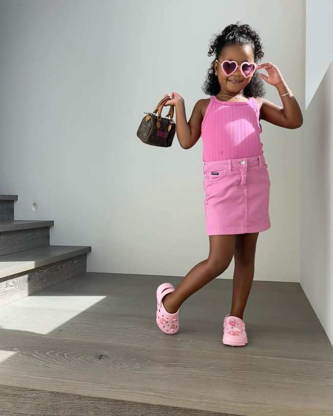 True Thompson modelo su atuendo completamente rosa y su bolso Louis Vuitton en el Instagram de mama Khloe Kardashian