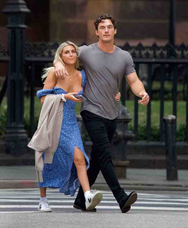 Tyler Cameron y Paige Lorenze caminando en la ciudad de Nueva York