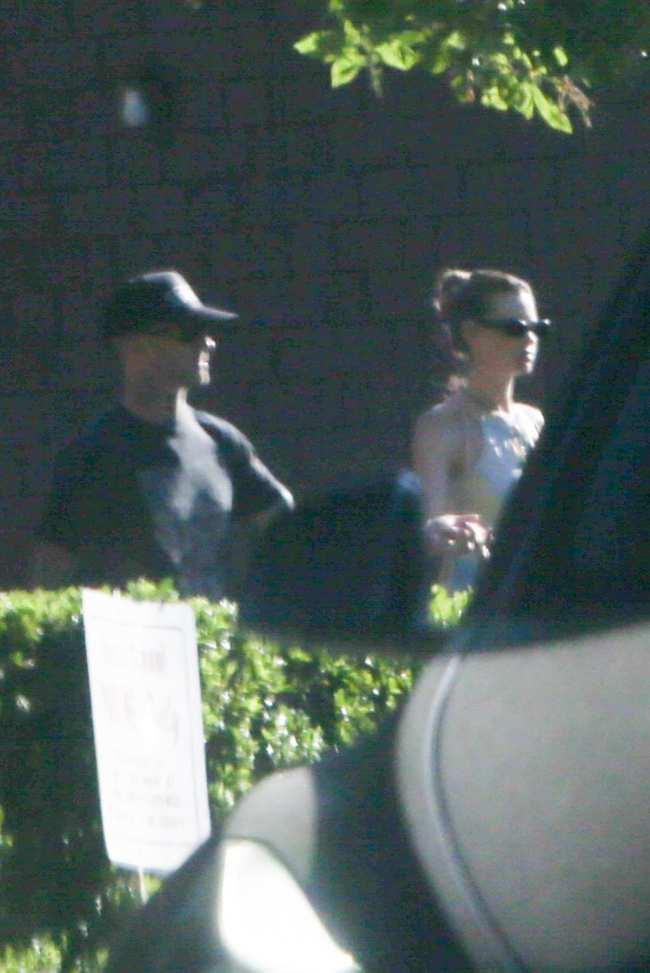 Adam Levine y Behati Prinsloo fueron vistos haciendo recados esta manana en Montecito