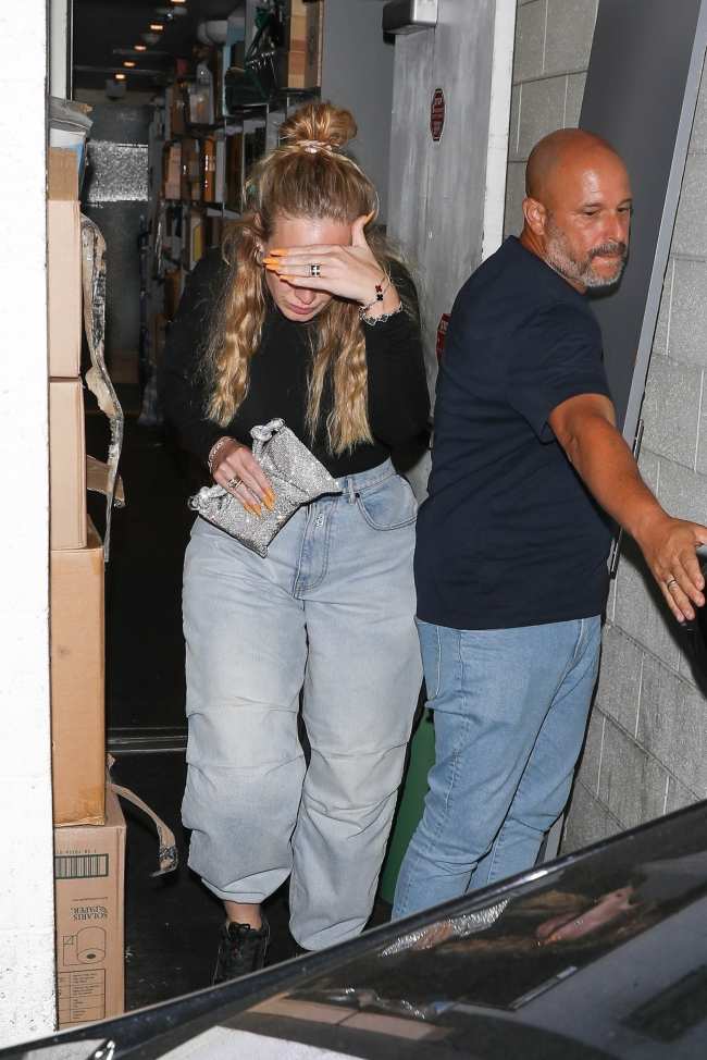 Adele tambien uso jeans Alexander Wang y llevo un bolso brillante para la salida