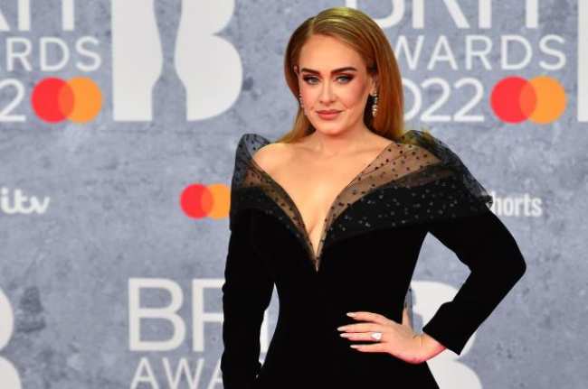Adele dijo que se deslizo su disco L6 ubicado cerca del coxis en 2021 despues de que su hijo le hiciera una broma