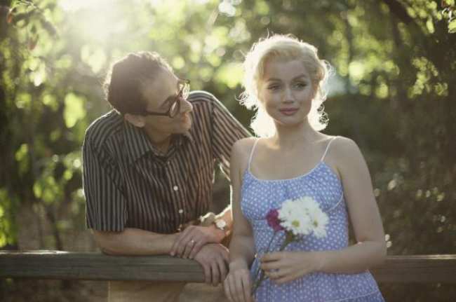 Adrien Brody interpreta al tercer marido de Monroe Arthur Miller y Ana de Armas interpreta a Marilyn Monroe en la pelicula NSFW de Netflix Blonde
