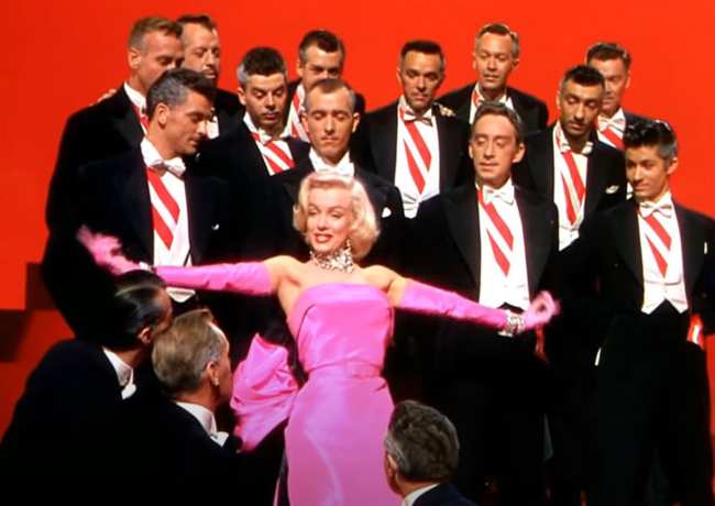Monroe tambien se veia bonita en rosa en Los caballeros las prefieren rubias de 1953