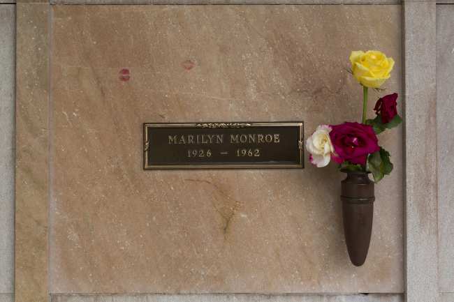 Monroe esta enterrado en el cementerio Pierce Brothers Westwood Village Memorial Park en Los Angeles