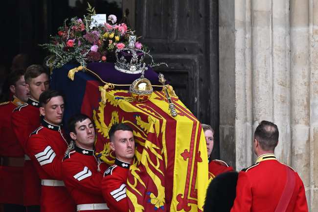 El ataud de la Reina fue llevado desde la Abadia de Westminster por The Bearer Party of The Queens Company