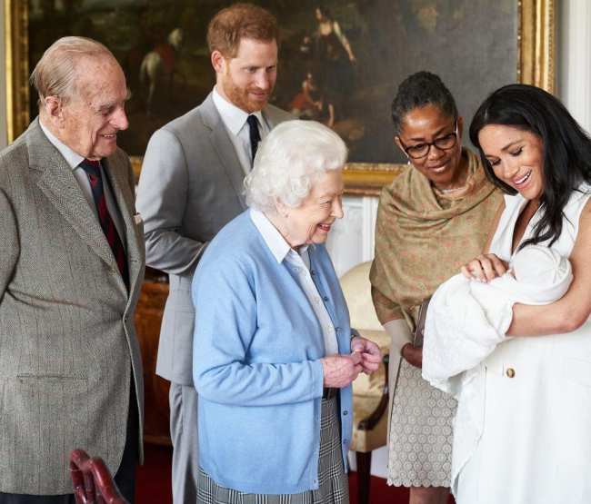 El bebe Archie Sussex conoce a la Reina