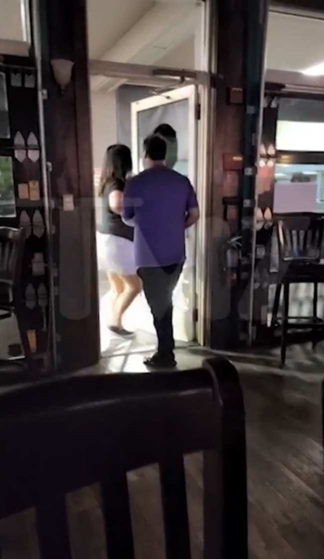 Bam Margera saliendo de un bar con una mujer