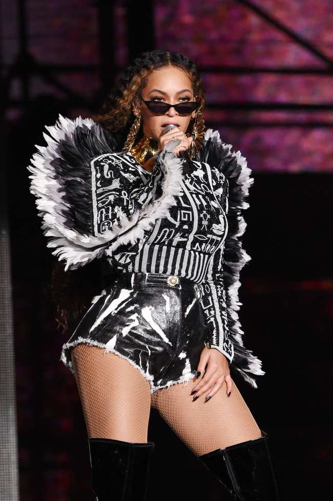 Beyonce actuando en el escenario