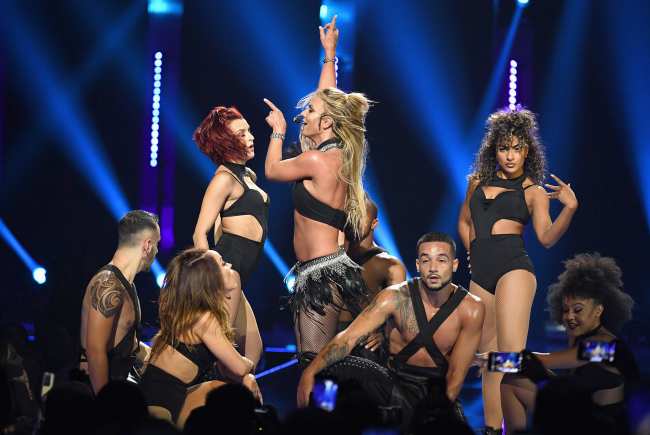 Britney Spears esta siendo criticada por bailarines que verguenzan el cuerpo en una nueva publicacion de Instagram