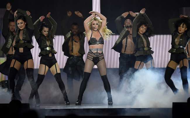 Spears realizo una residencia de cuatro anos en Las Vegas y se embarco en multiples giras mundiales durante su tutela de casi 14 anos