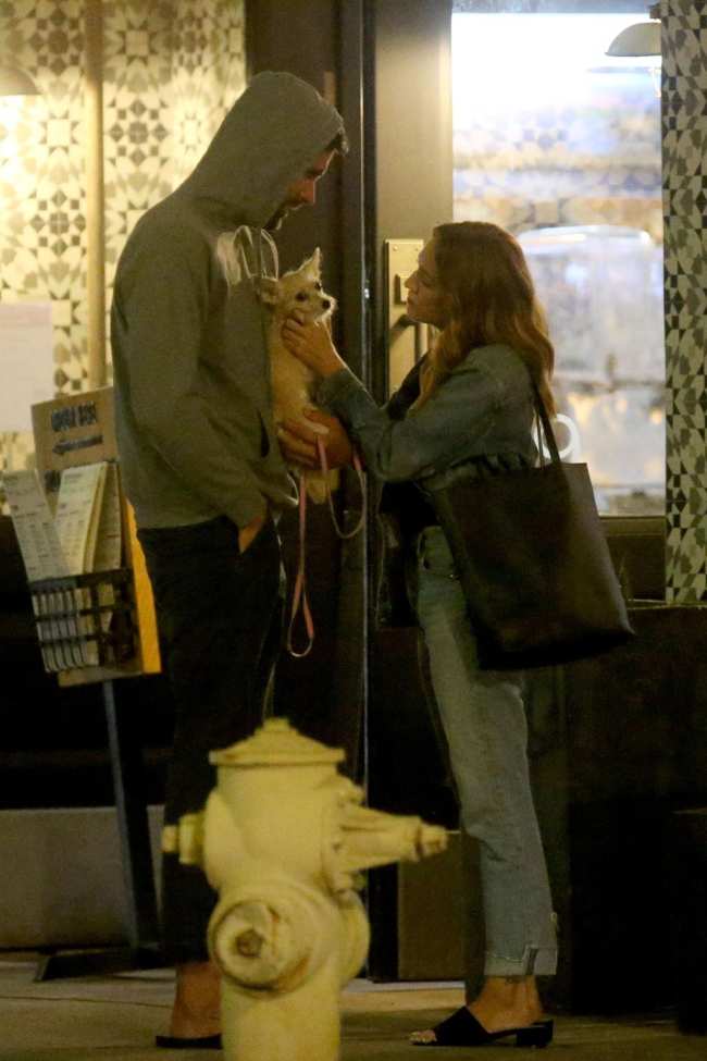 EXCLUSIVO Los amistosos ex Brittany Snow y Tyler Stanaland se reunen para cenar en Los Angeles con su perro Charlie 5 dias despues de que anunciaran que se separaban