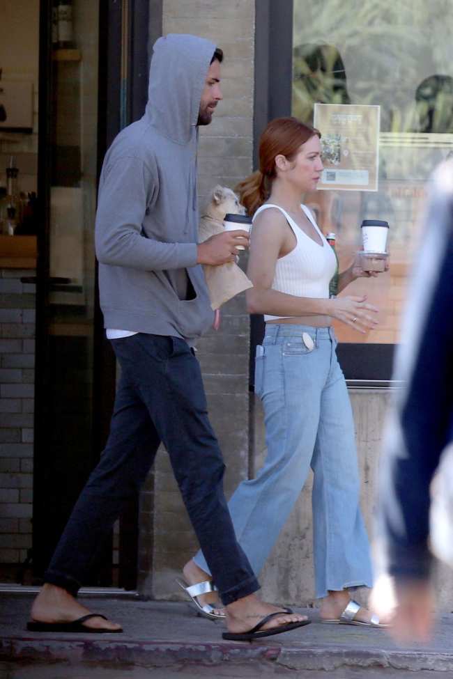 EXCLUSIVO Brittany Snow y Tyler Stanaland toman un cafe despues de pasar la noche juntos en Los Angeles California