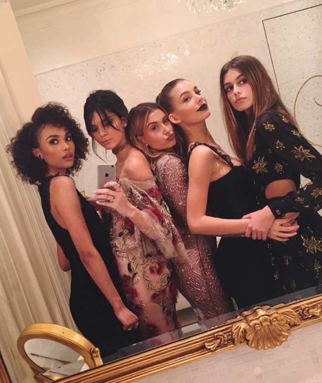 El grupo se tomo una selfie en el bano con las modelos Kaia Gerber e Isabella Peschardt en 2016