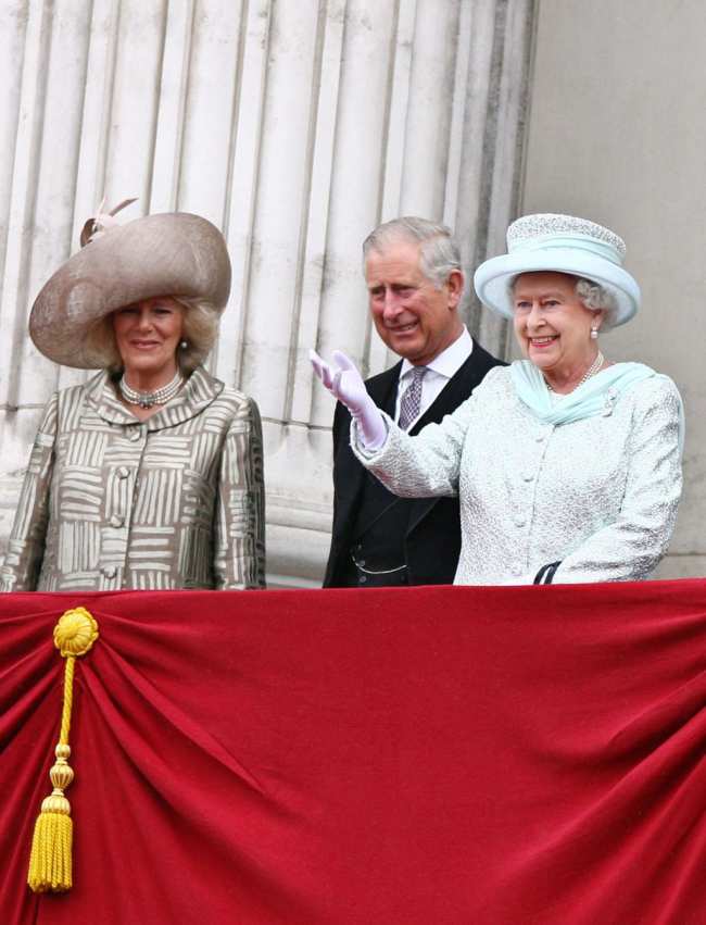 Jubileo de diamante de la reina Isabel II aparicion en el balcon y vuelo pasado Londres Gran Bretana  5 de junio de 2012
