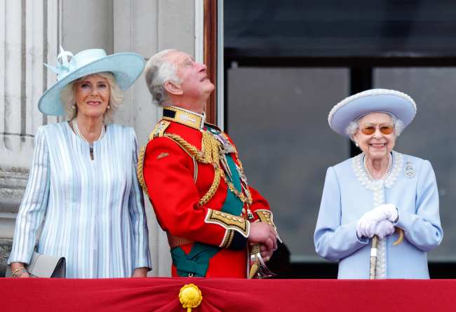 La Reina de 96 anos fue puesta bajo supervision medica anuncio el Palacio de Buckingham el jueves por la manana