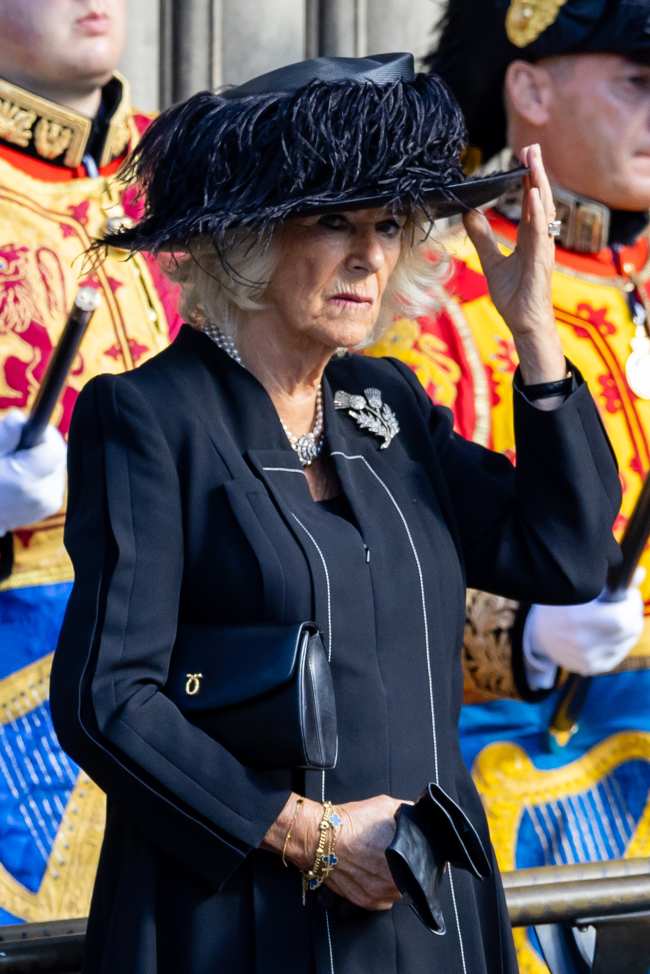 Para un servicio de oracion en Escocia el 12 de septiembre Camilla uso un broche de cardo de diamantes que le regalo la difunta reina Isabel II