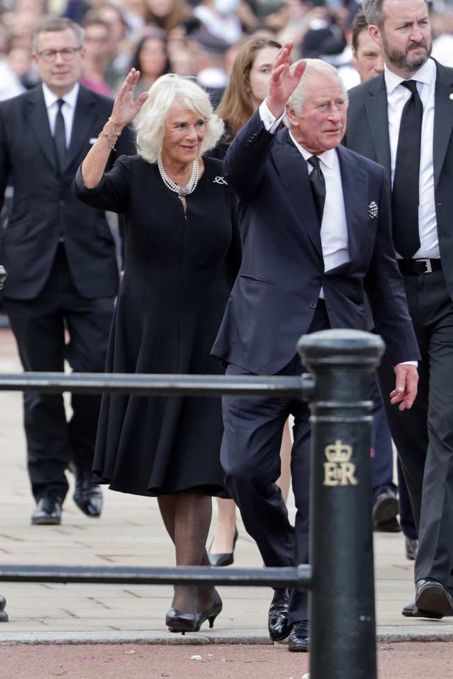 Camilla y el rey Carlos III saludaron a los fanaticos fuera del Palacio de Buckingham despues de la muerte de la reina Isabel II