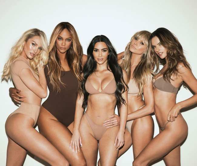 Kim Kardashian reunio a varios ex VS Angels para la campana Icons de Skims