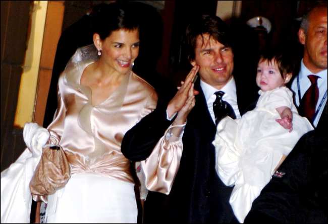 Cruise se caso con la estrella de Dawsons Creek Katie Holmes arriba con Cruise y su hija Suri en 2006 y la ex cienciologa Leah Remini afirma que la hija de Cruise Bella hablo mal de la madre Nicole Kidman en la boda
