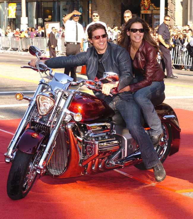 Tom Cruise y Katie Holmes se juntaron despues de que segun Rinder un auditor de la Cienciologia organizo audiciones para encontrarle novia a Cruise